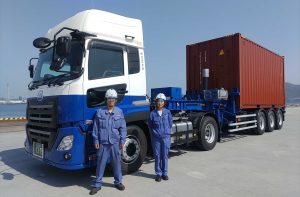 コンテナ運搬トレーラー運転手