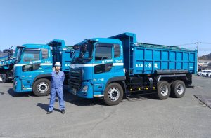 バイオマス燃料のダンプ運転手